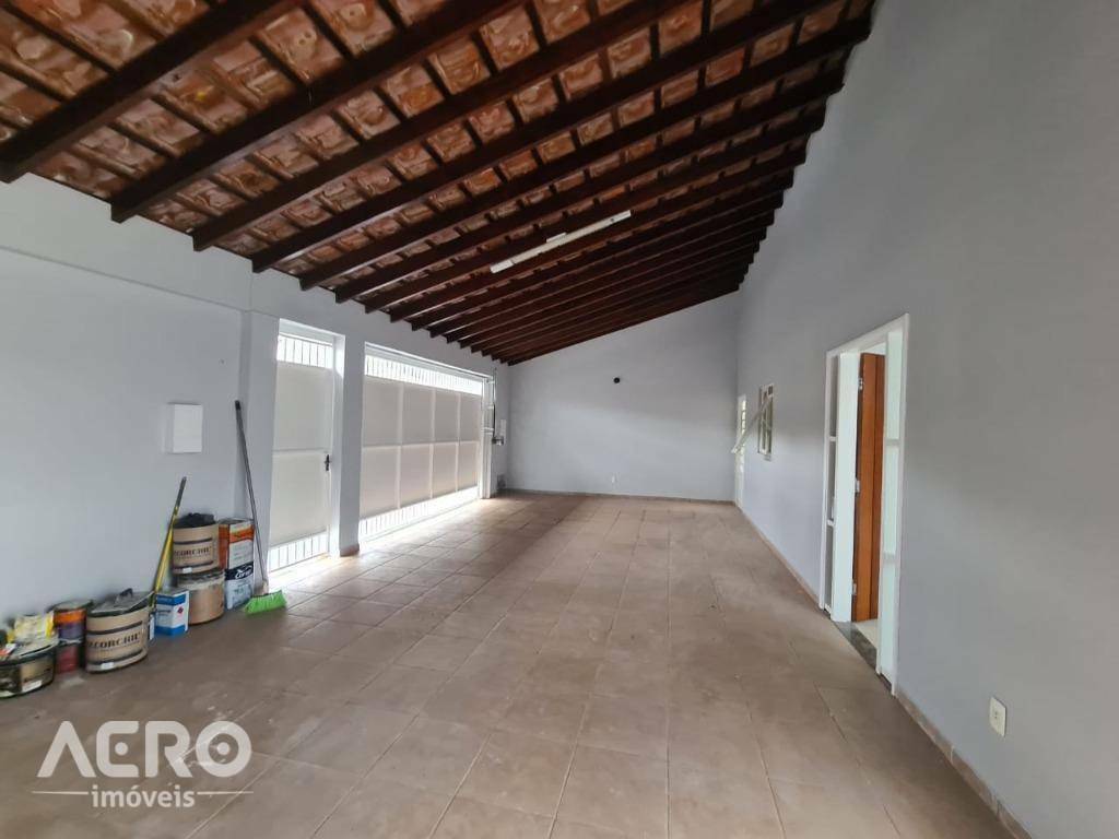 Casa à venda com 4 quartos, 200m² - Foto 4