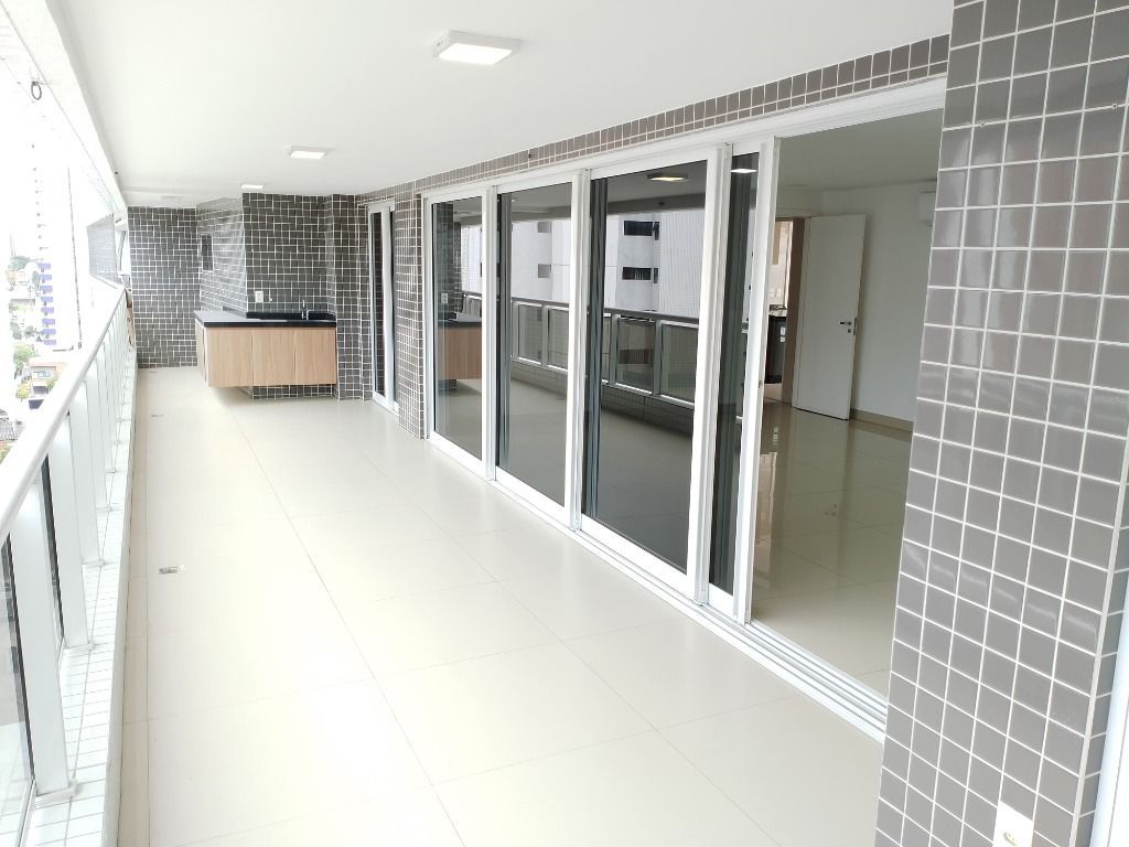 Apartamento à venda com 4 quartos, 225m² - Foto 2