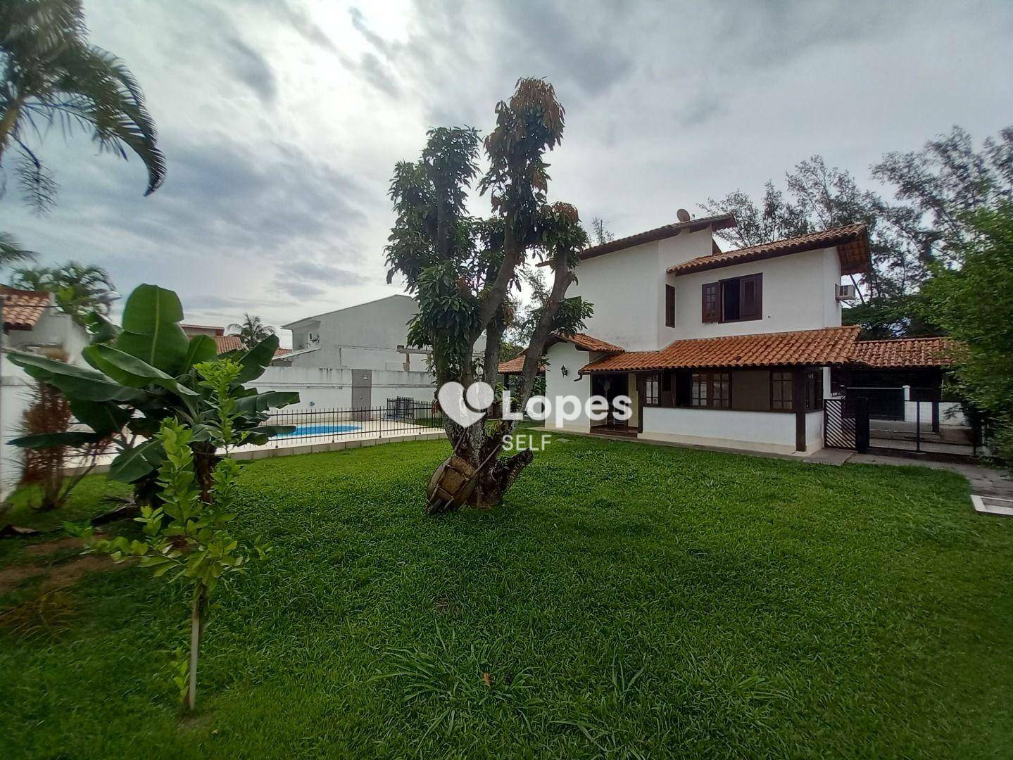 Casa à venda com 4 quartos, 300m² - Foto 1