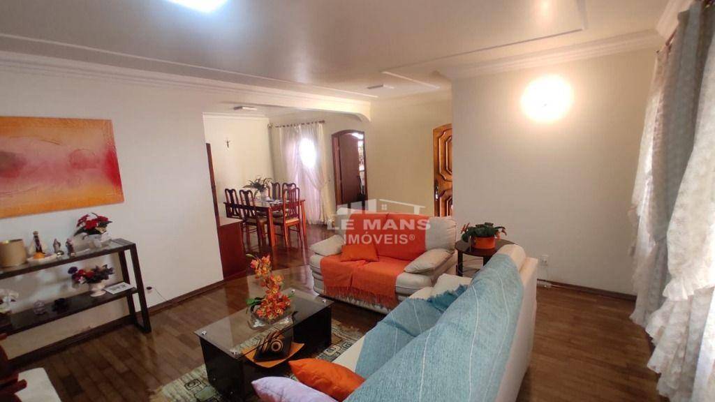 Casa à venda com 4 quartos, 196m² - Foto 1