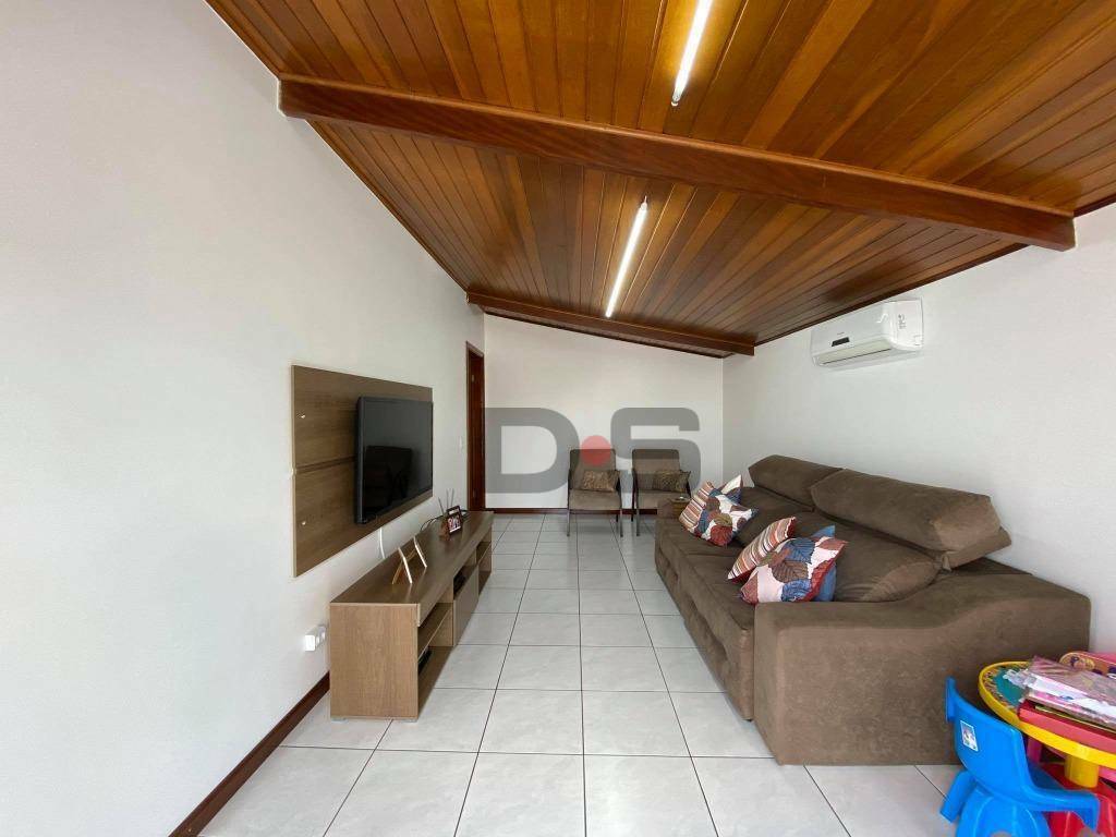 Sobrado à venda com 3 quartos, 300m² - Foto 1