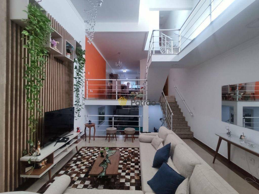 Casa à venda com 3 quartos, 253m² - Foto 1