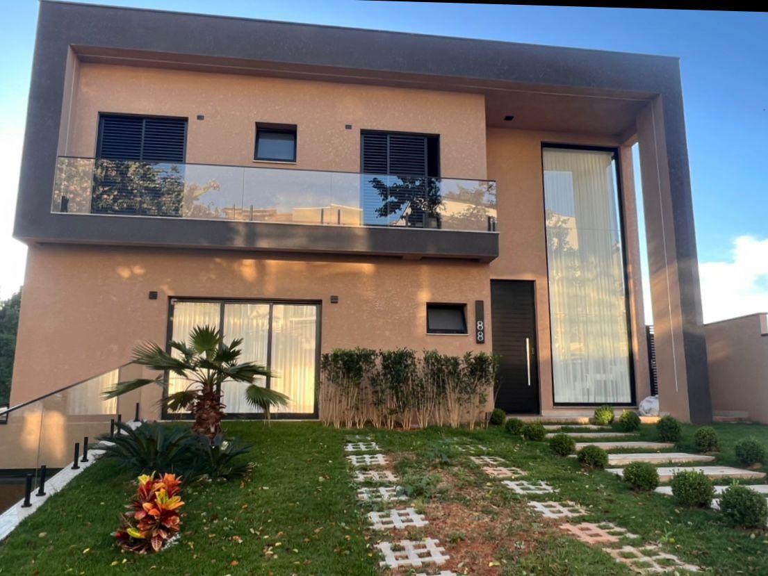 Casa de Condomínio à venda com 4 quartos, 290m² - Foto 1