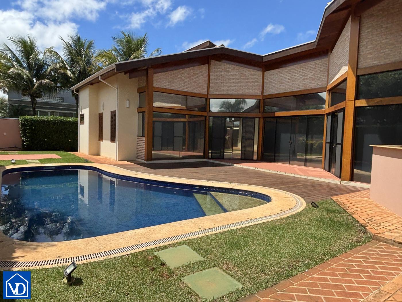 Casa de Condomínio à venda com 4 quartos, 232m² - Foto 1