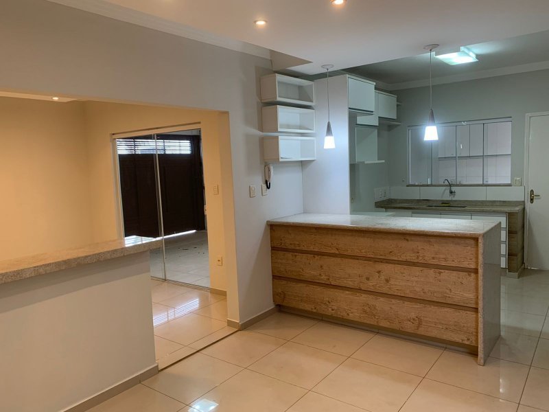 Casa à venda com 3 quartos, 150m² - Foto 1