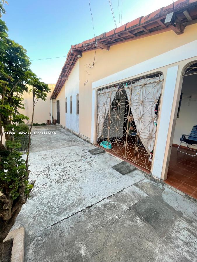 Casa à venda com 3 quartos, 216m² - Foto 2