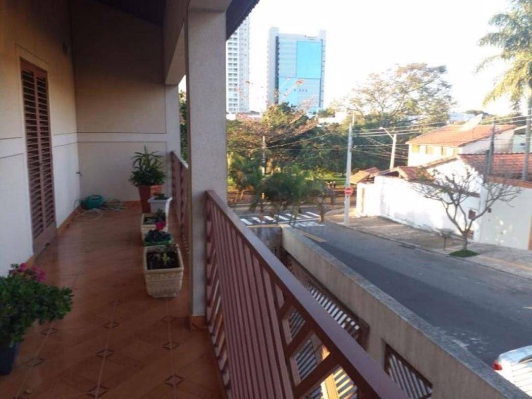 Casa à venda com 3 quartos, 250m² - Foto 1