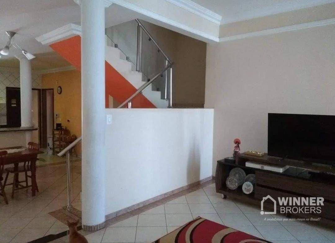 Casa à venda com 6 quartos, 300m² - Foto 3