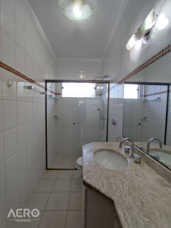 Casa de Condomínio para alugar com 3 quartos, 255m² - Foto 4