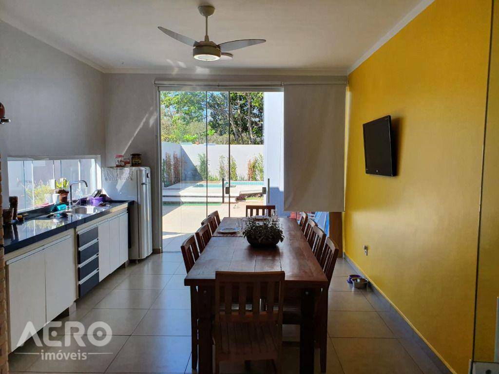 Casa de Condomínio à venda com 3 quartos, 210m² - Foto 1