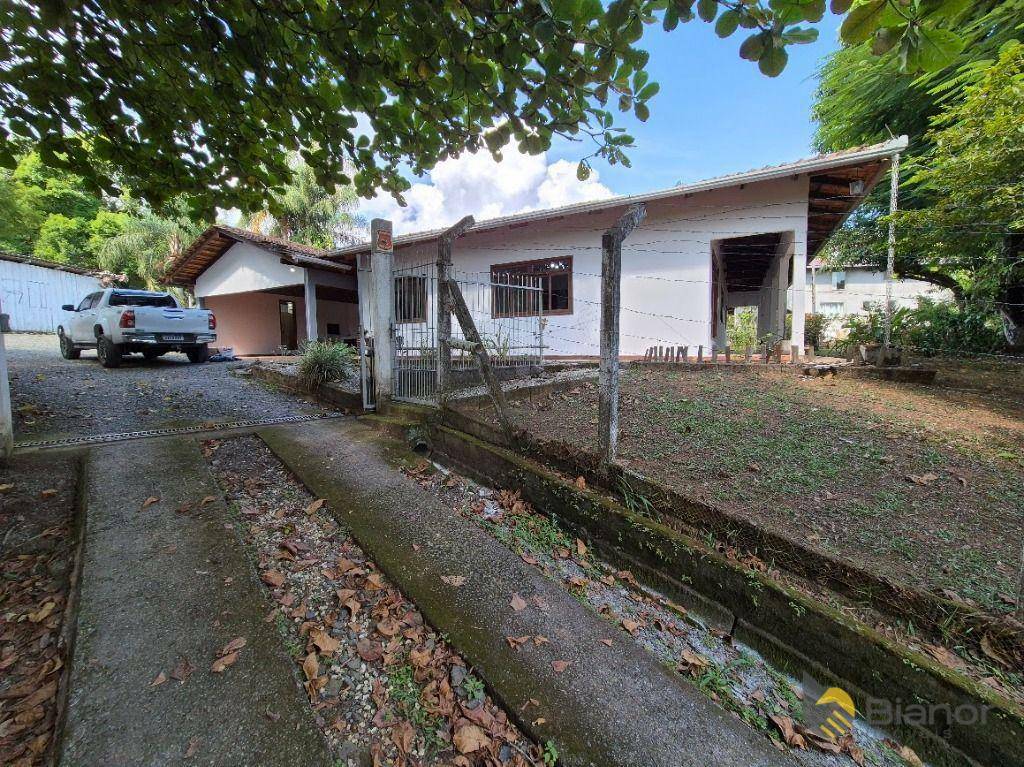 Casa para alugar com 3 quartos, 209m² - Foto 1