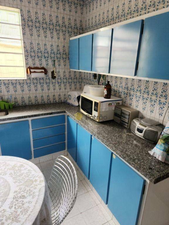 Casa para alugar com 3 quartos, 224m² - Foto 2