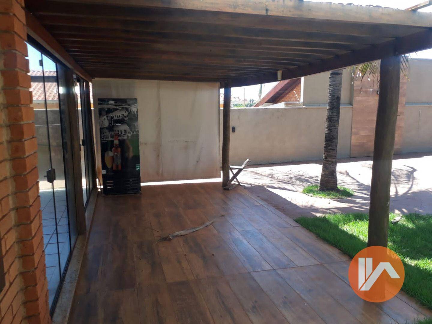 Casa à venda e aluguel com 3 quartos, 200m² - Foto 4