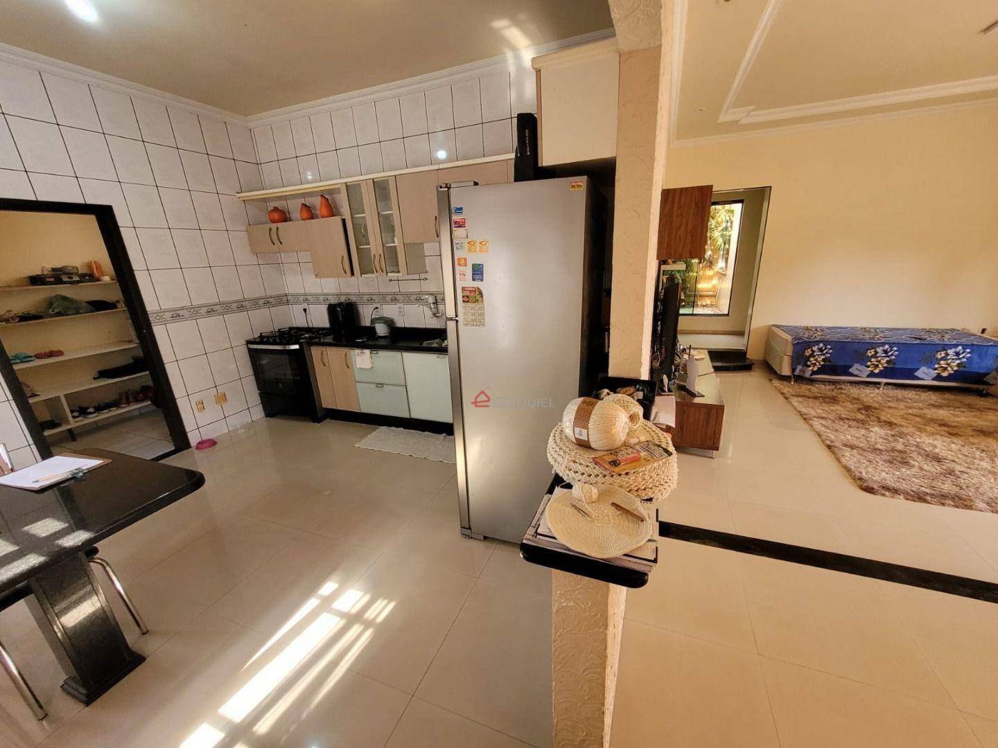 Casa à venda com 3 quartos, 205m² - Foto 2