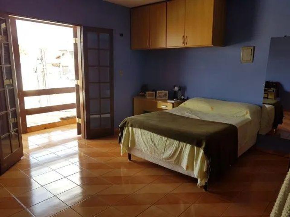 Casa à venda com 4 quartos, 212m² - Foto 1