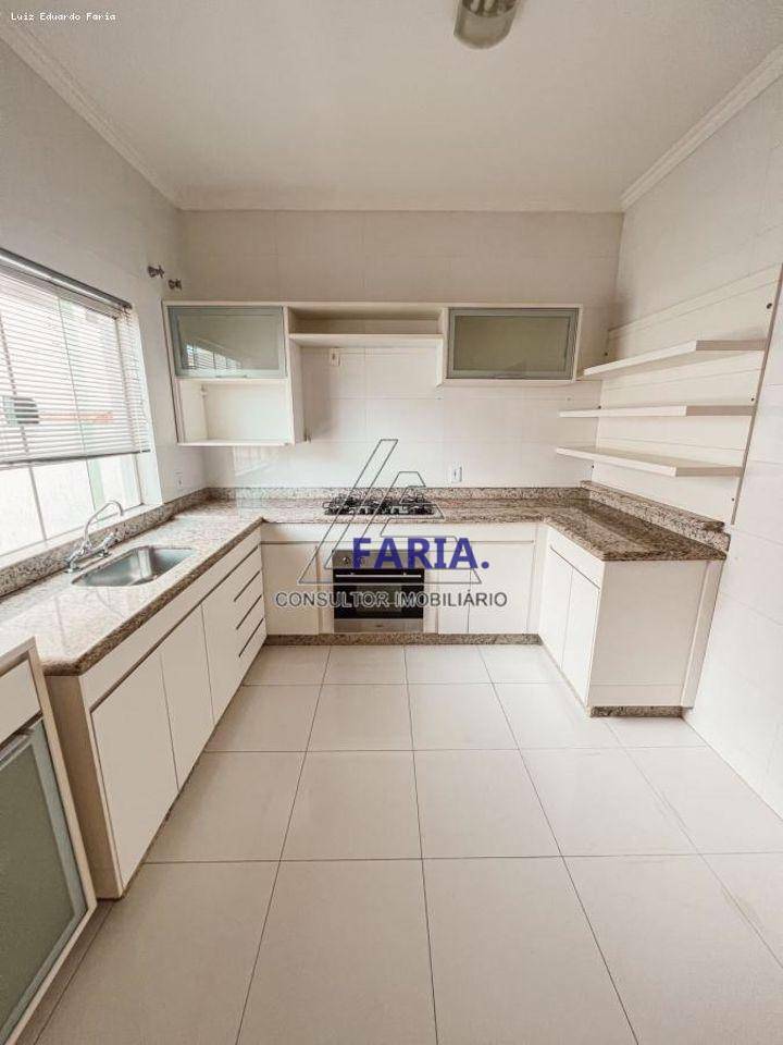 Casa à venda com 3 quartos, 240m² - Foto 8