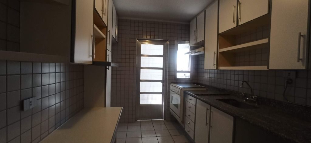 Apartamento para alugar com 3 quartos, 140m² - Foto 17