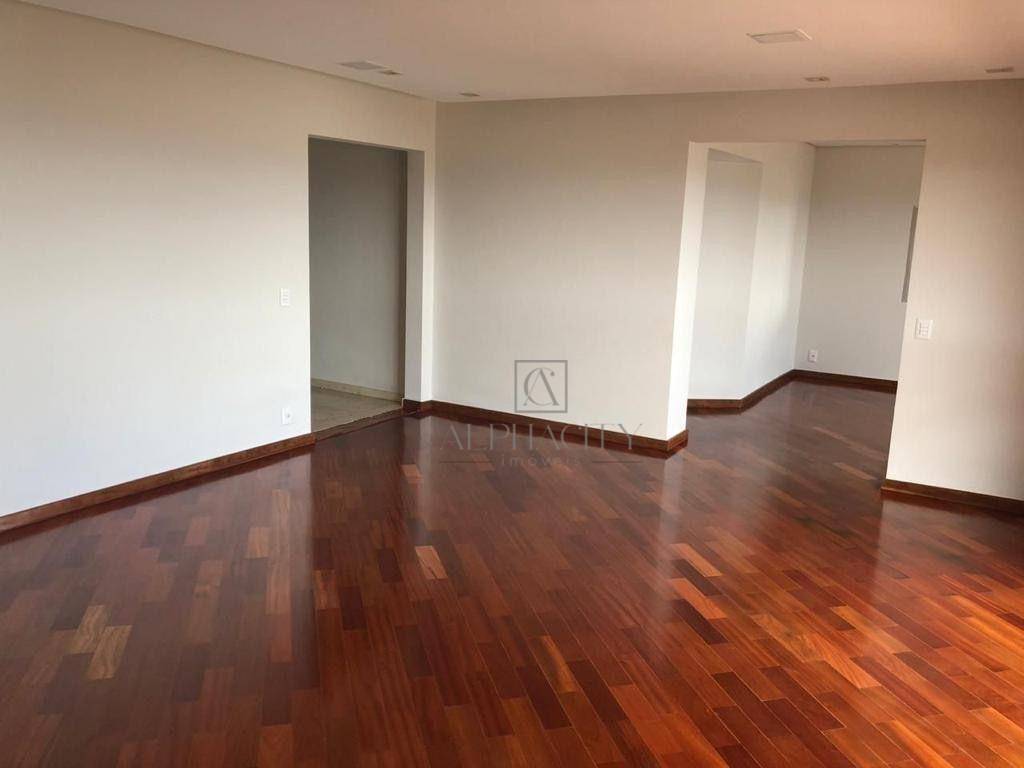 Apartamento para alugar com 4 quartos, 210m² - Foto 2