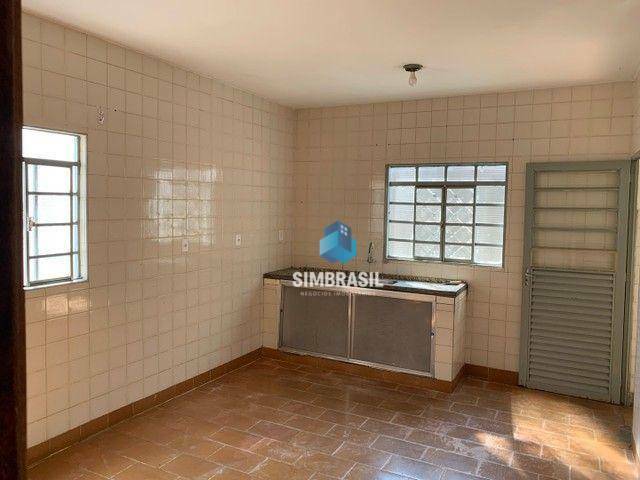 Casa à venda com 3 quartos, 250m² - Foto 1