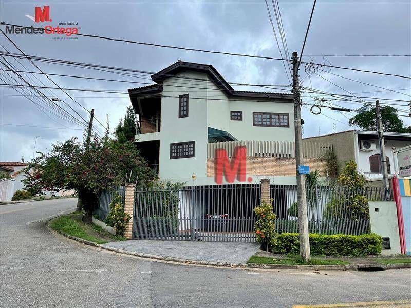 Casa para alugar com 3 quartos, 235m² - Foto 1