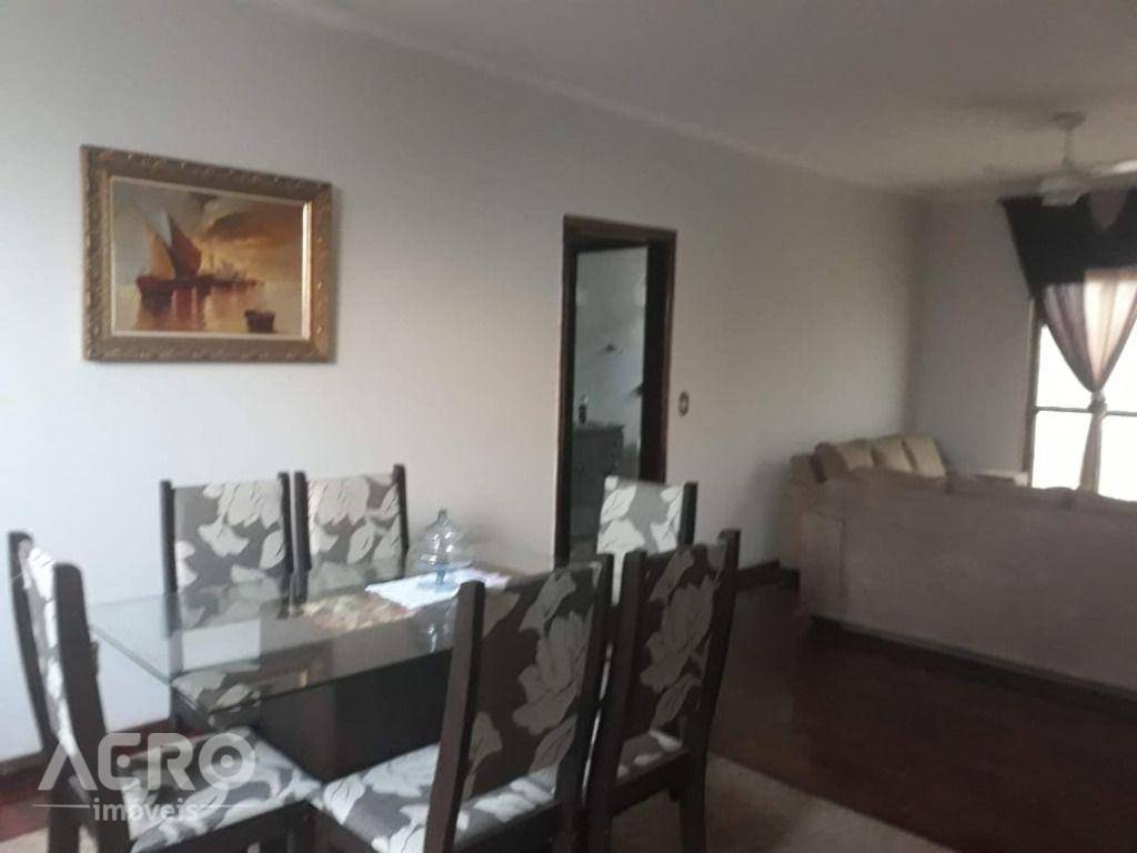 Casa para alugar com 4 quartos, 300m² - Foto 1