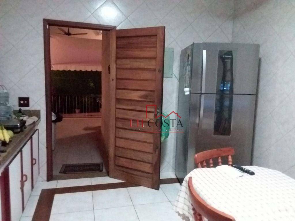 Casa à venda com 3 quartos, 200m² - Foto 7