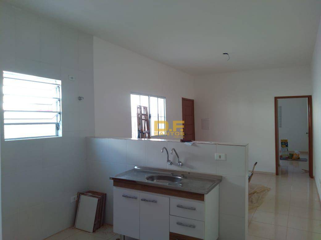 Casa à venda com 2 quartos, 70m² - Foto 1