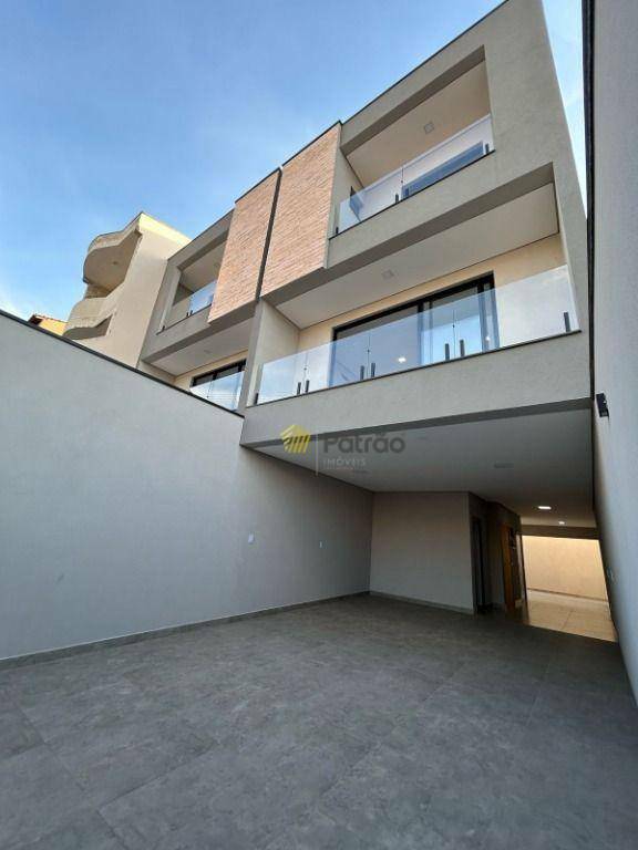 Sobrado à venda com 3 quartos, 214m² - Foto 1