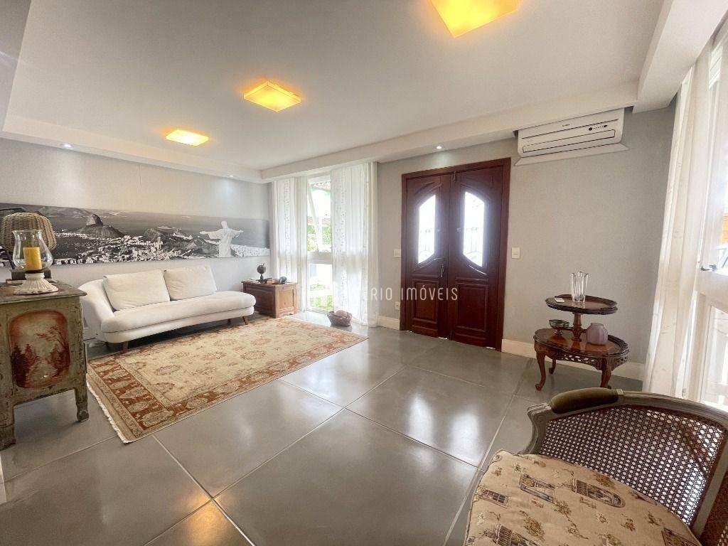 Casa de Condomínio à venda com 3 quartos, 211m² - Foto 4