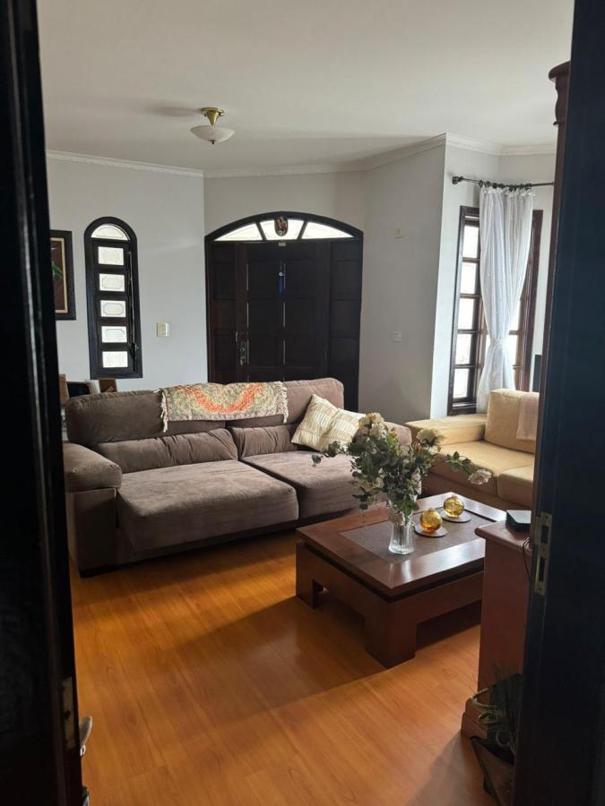 Casa de Condomínio para alugar com 4 quartos, 375m² - Foto 1