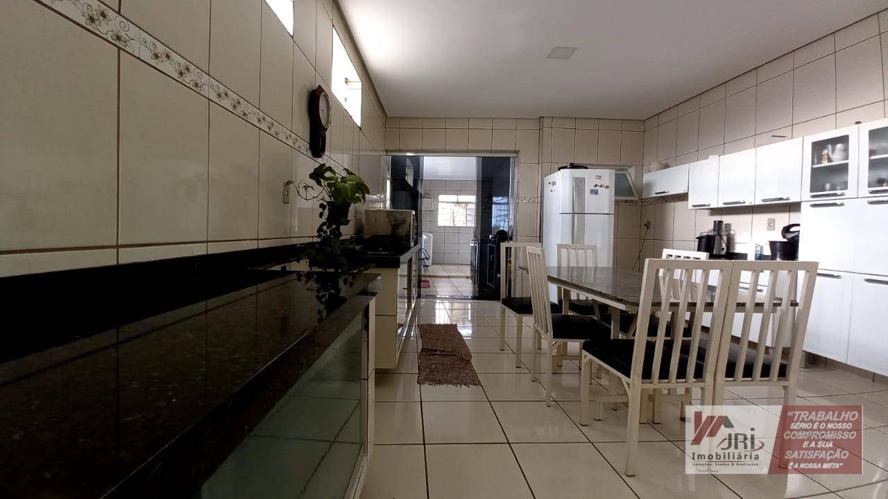 Casa à venda e aluguel com 3 quartos, 200m² - Foto 5