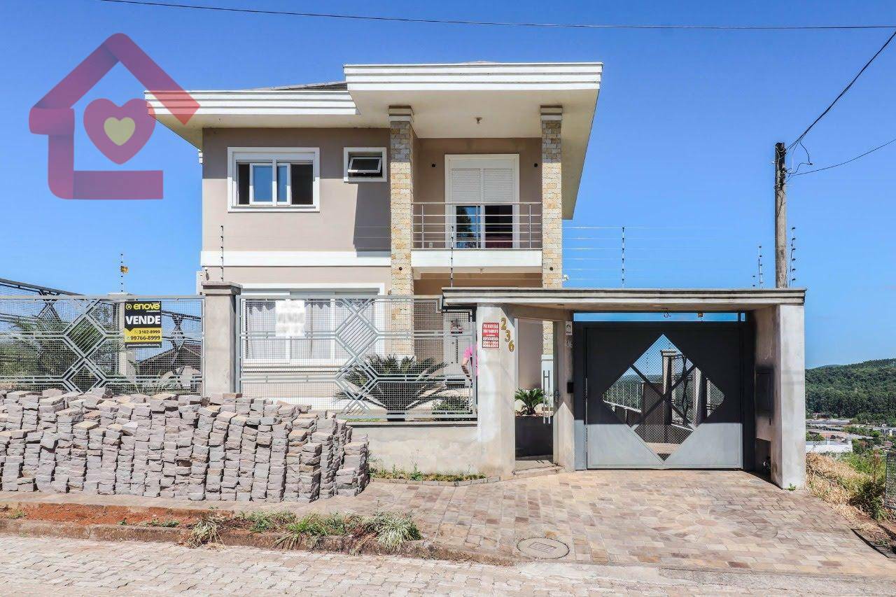 Casa à venda com 3 quartos, 226m² - Foto 1