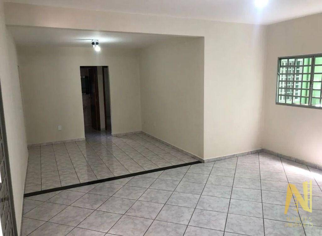 Casa à venda com 4 quartos, 180m² - Foto 1