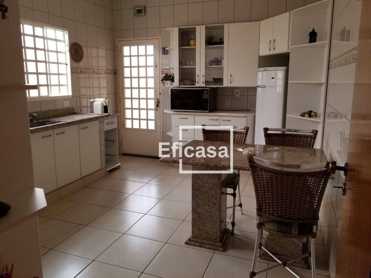 Casa à venda com 3 quartos, 220m² - Foto 2