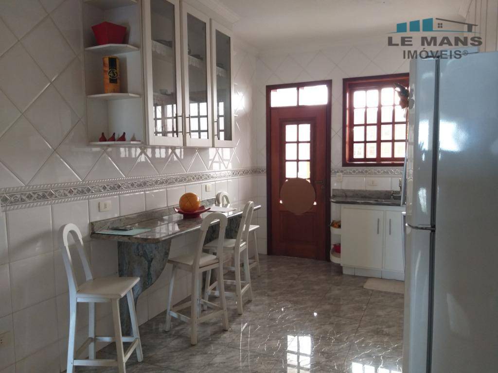 Casa à venda com 3 quartos, 226m² - Foto 13