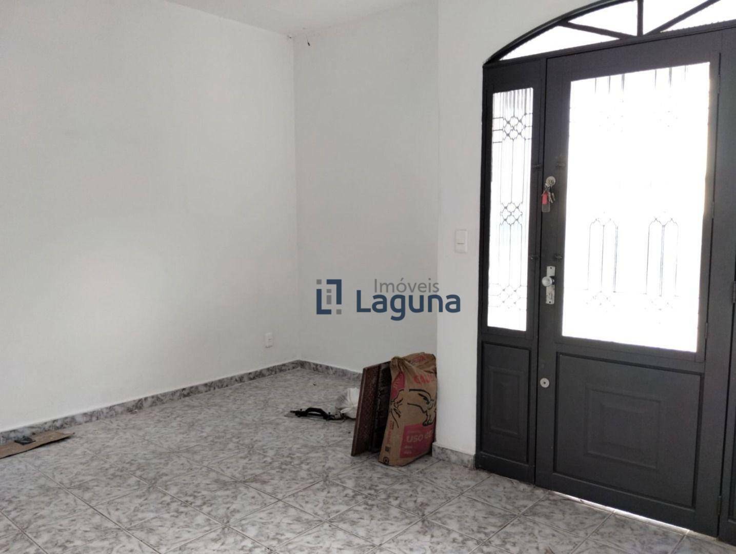 Casa para alugar com 2 quartos, 200m² - Foto 13