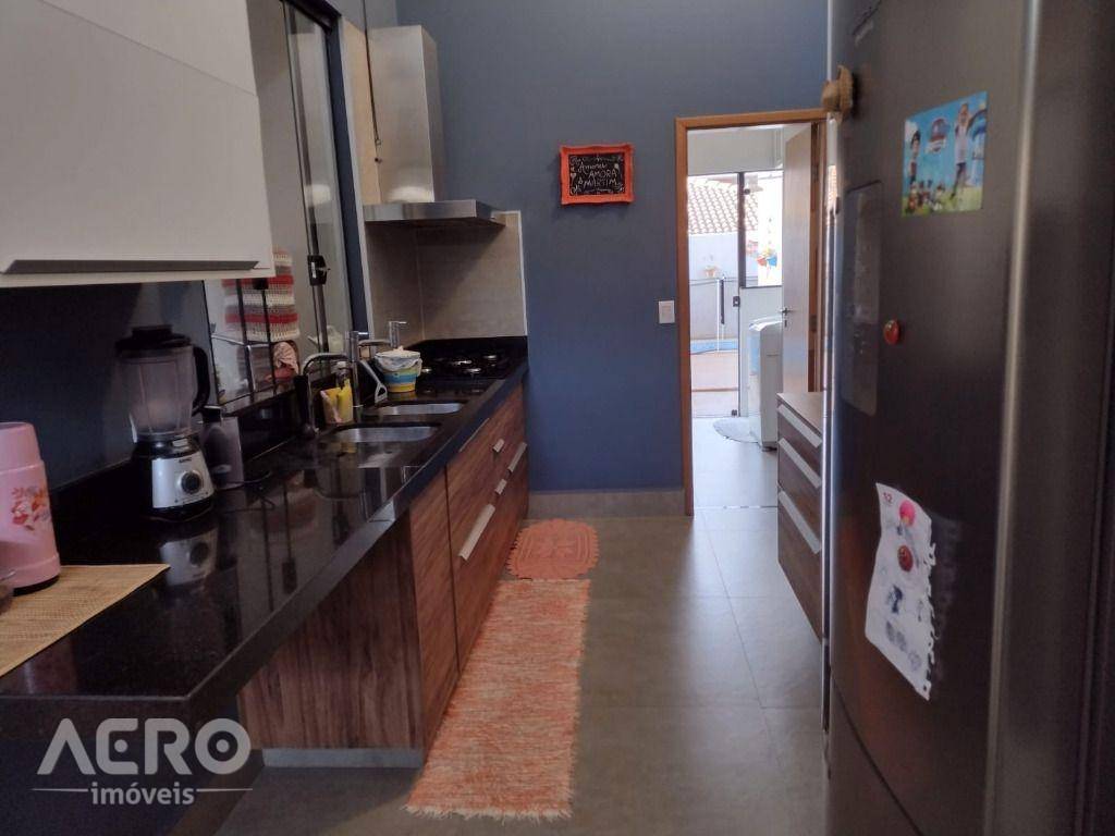 Casa de Condomínio à venda com 3 quartos, 220m² - Foto 2