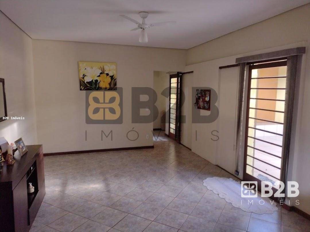 Casa à venda com 3 quartos, 156m² - Foto 1