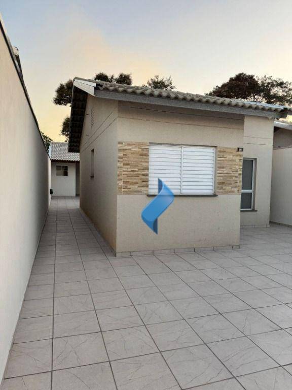 Casa à venda com 2 quartos, 70m² - Foto 1