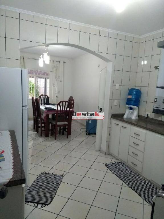 Casa à venda com 3 quartos, 221m² - Foto 1