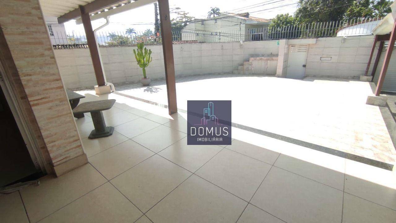 Casa à venda com 3 quartos, 300M2 - Foto 1