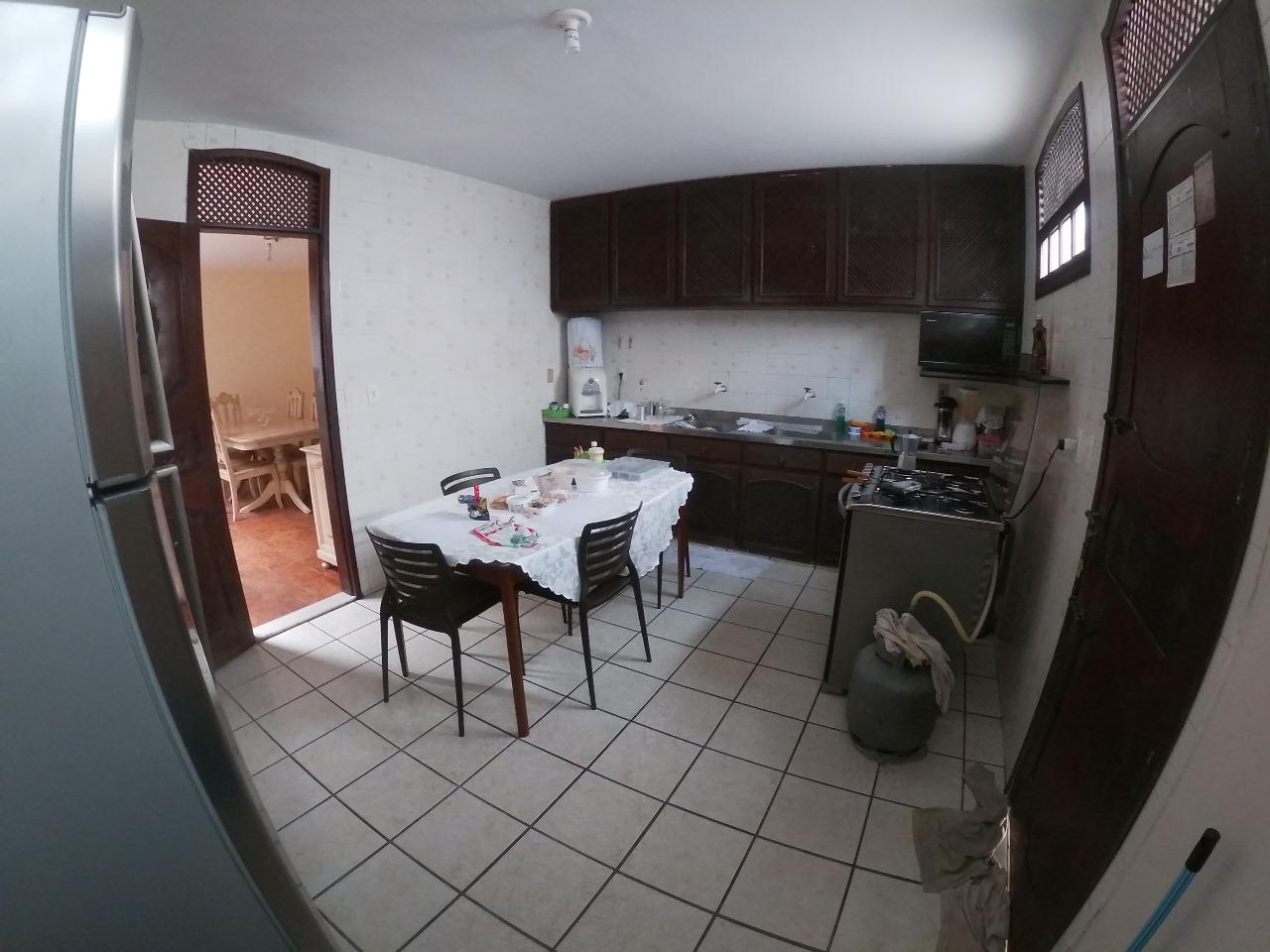 Casa à venda com 3 quartos, 900m² - Foto 1