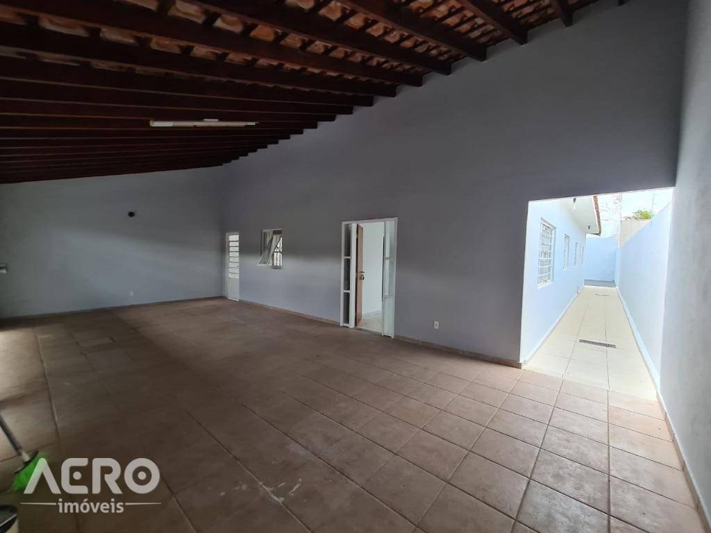 Casa à venda com 4 quartos, 200m² - Foto 3