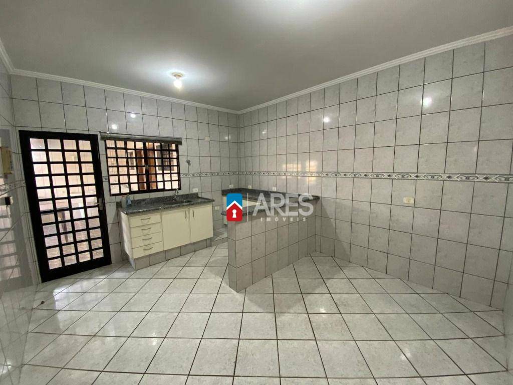 Casa para alugar com 3 quartos, 189m² - Foto 13