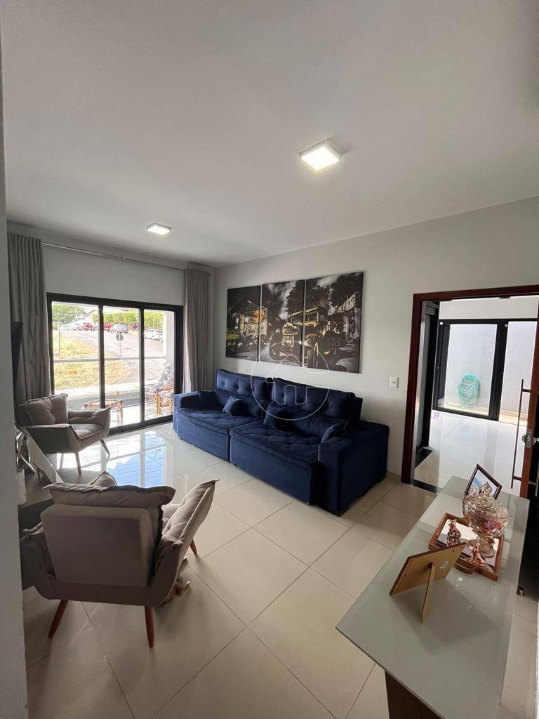 Casa à venda com 3 quartos, 204m² - Foto 1