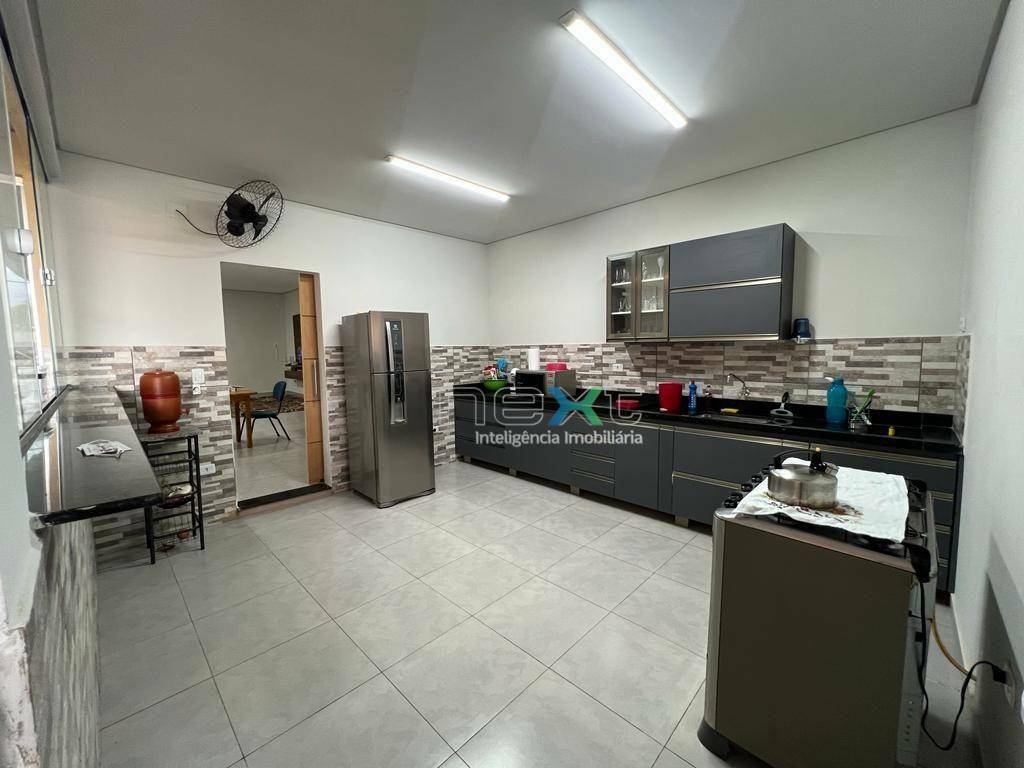 Casa à venda com 2 quartos, 187m² - Foto 2