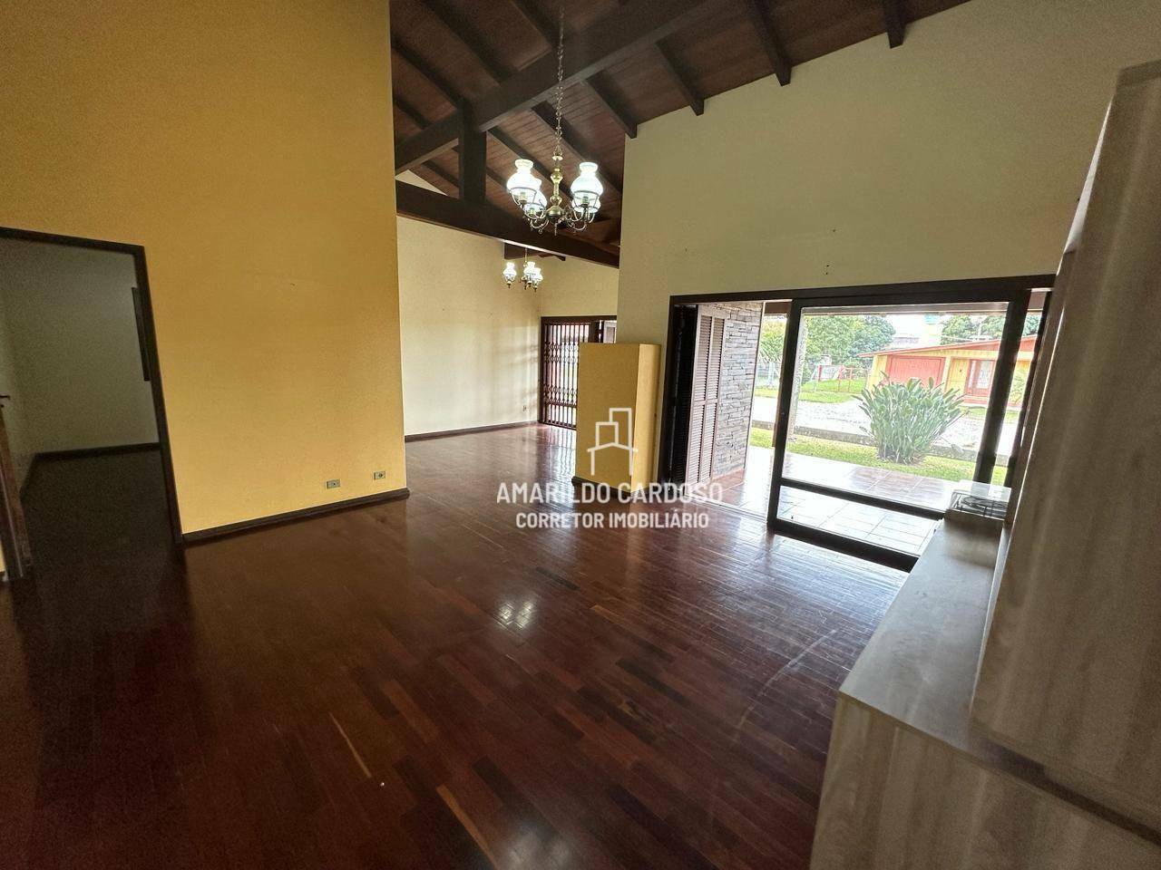 Casa à venda com 4 quartos, 230m² - Foto 2