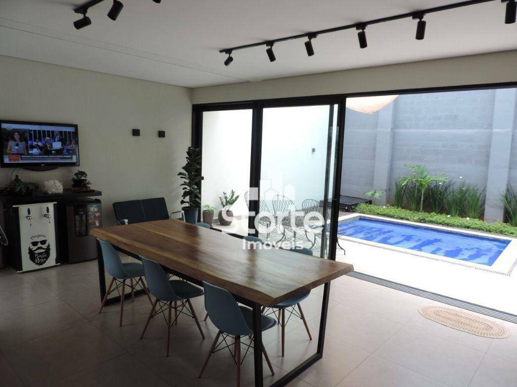 Casa de Condomínio à venda com 4 quartos, 210m² - Foto 1