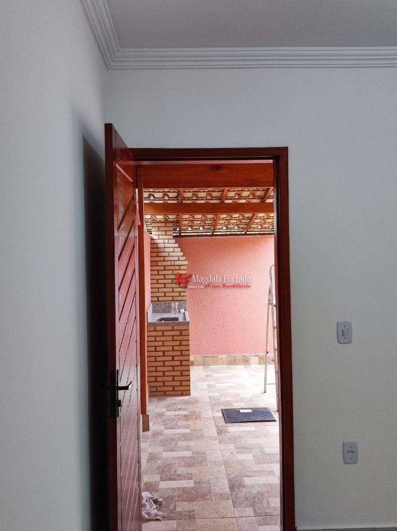 Casa à venda com 2 quartos, 60m² - Foto 2