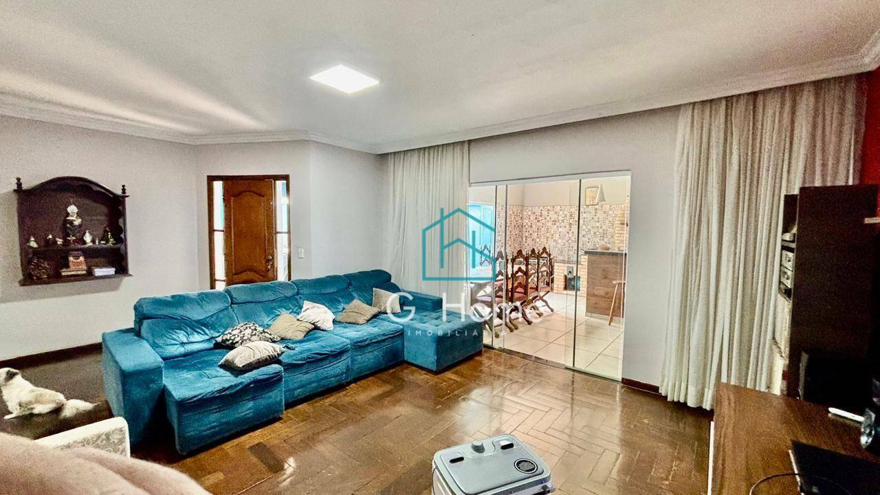 Casa à venda com 3 quartos, 207m² - Foto 2